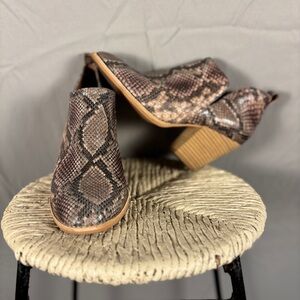 Jeffrey Campbell Shark Snake-Embossed Ankle Bootie Western Boho Chic Size 8